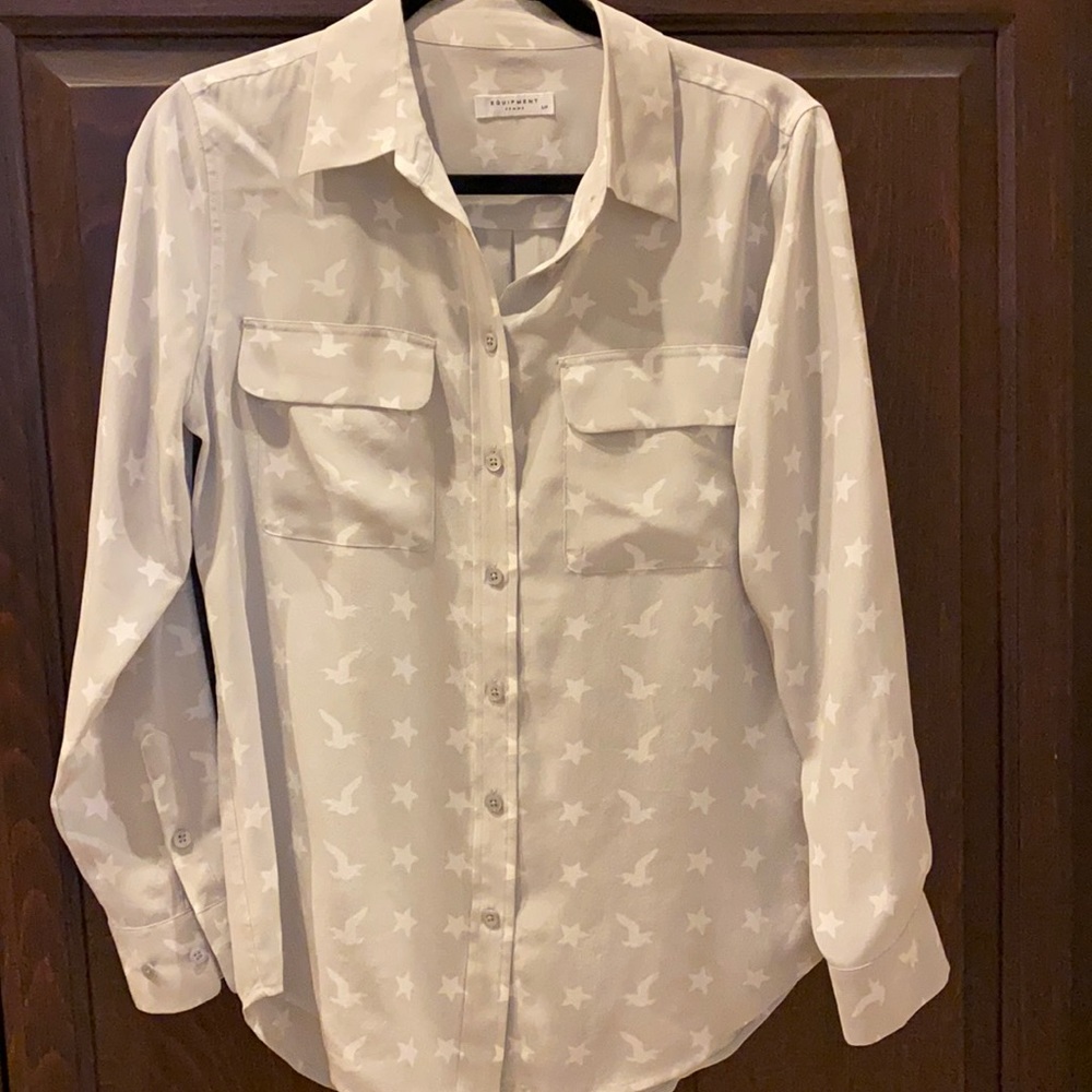 Equipment Femme silk shirt light gray with stars and birds
